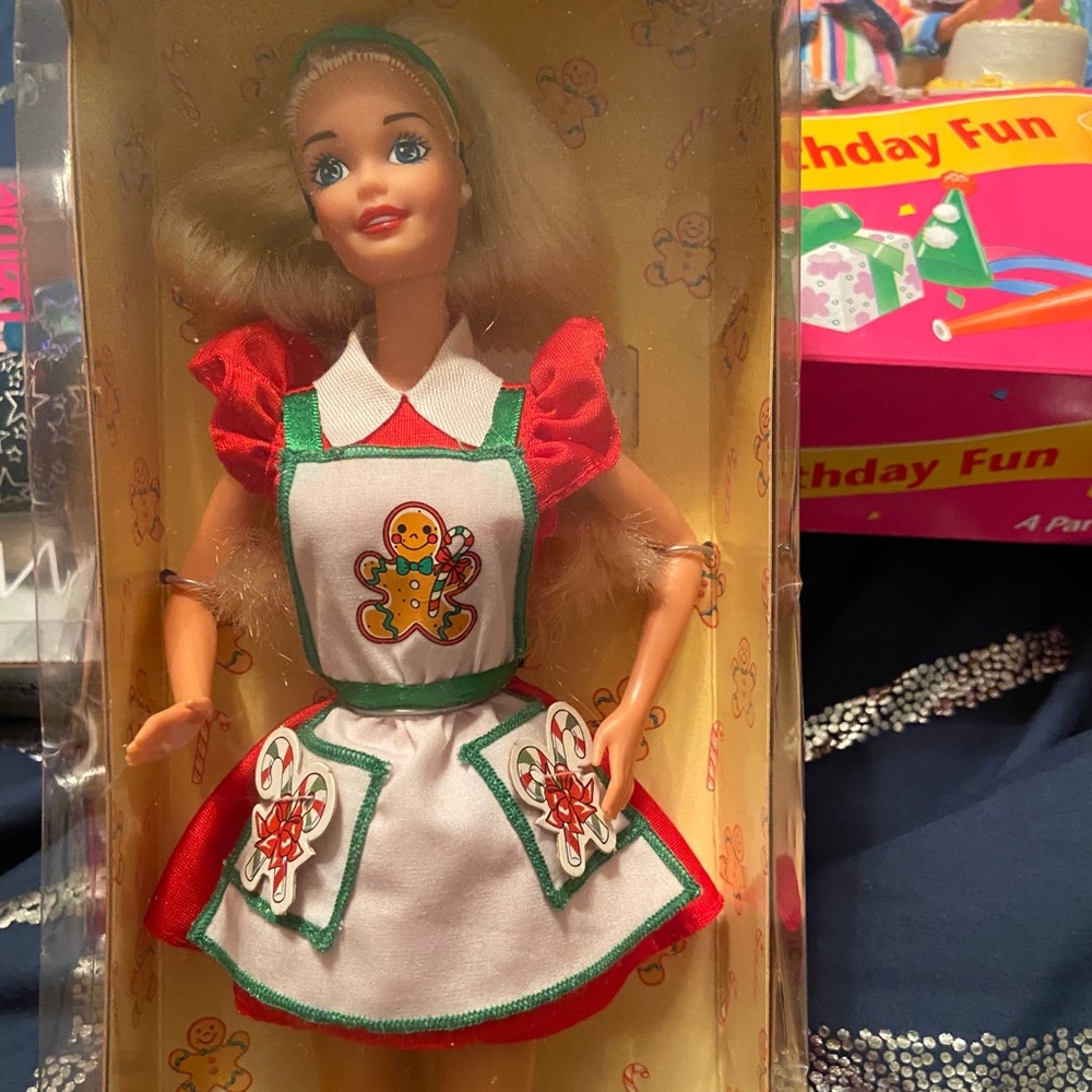 NIB Holiday Treats Barbie 1997 gingerbread apron